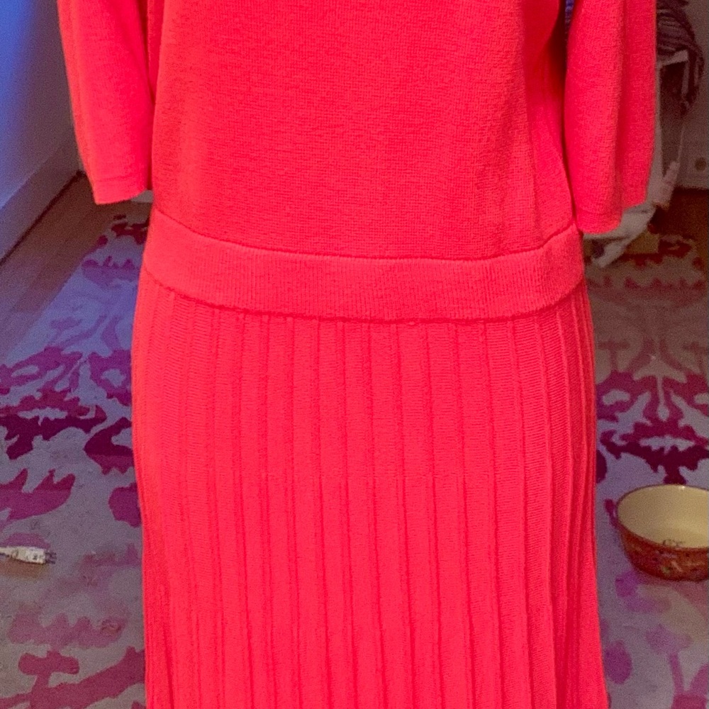 Lg knit dress in the most beautiful shade of pink/coral.Banded waist.Srt sleeve